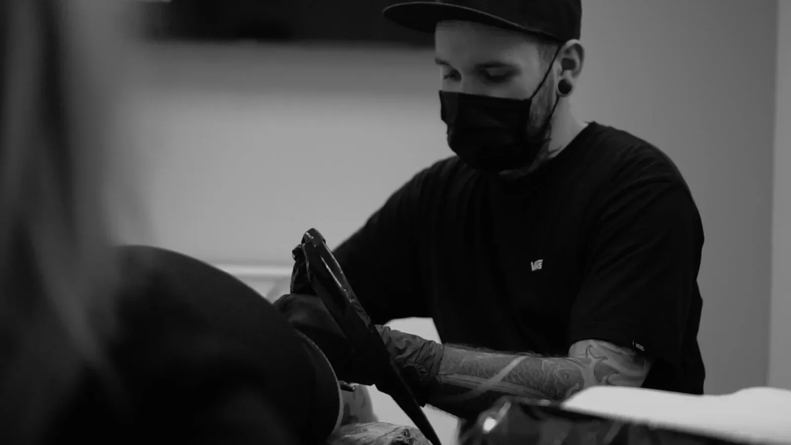 Daniel tätowiert im Studio.
