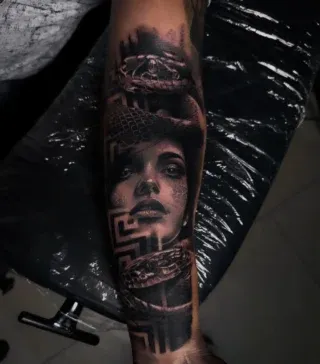 Mehrteilige Black-and-Grey-Tätowierung mit Augen- und Porträtmotiven auf einem Unterschenkel.
